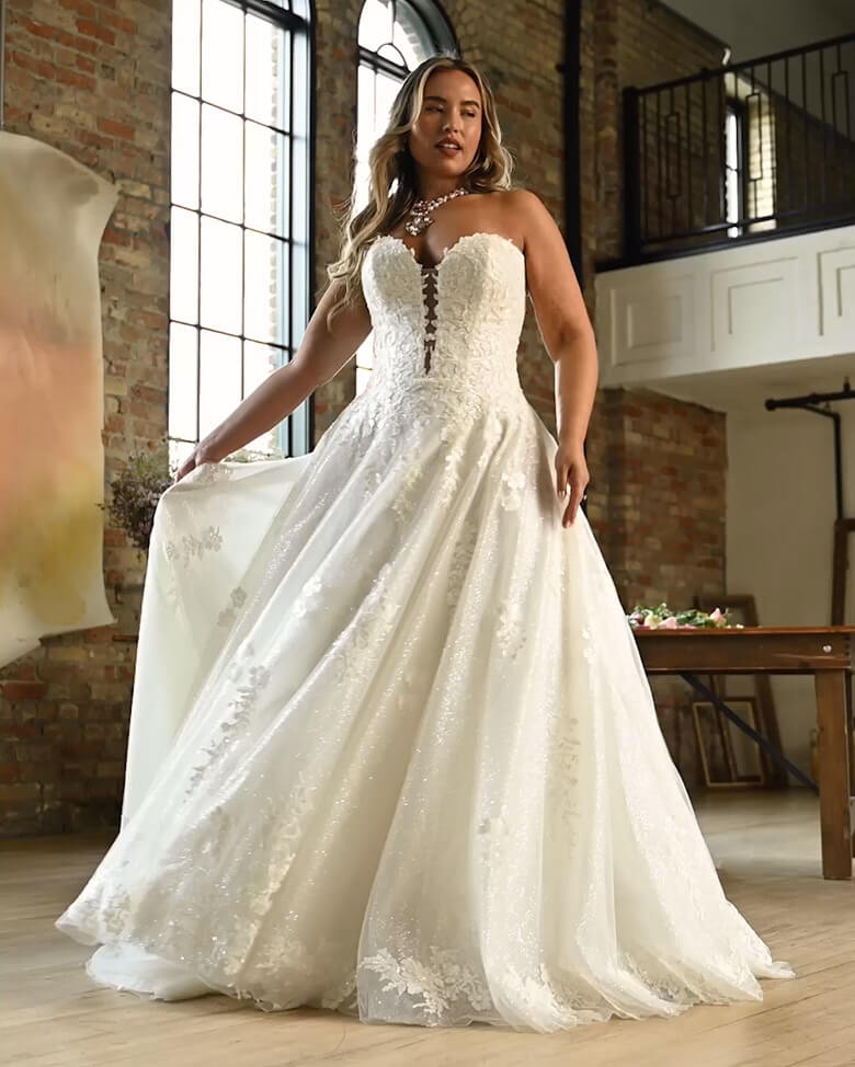 Сouple wearing a white gown and a white suit